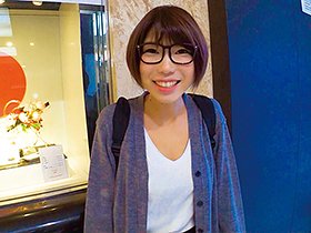 地味な眼鏡のショートカット女子は脱いだらスゴいクビレ巨乳！この娘、スイッチ入るとドスケベに豹変します！ さくら　サンプル画像05